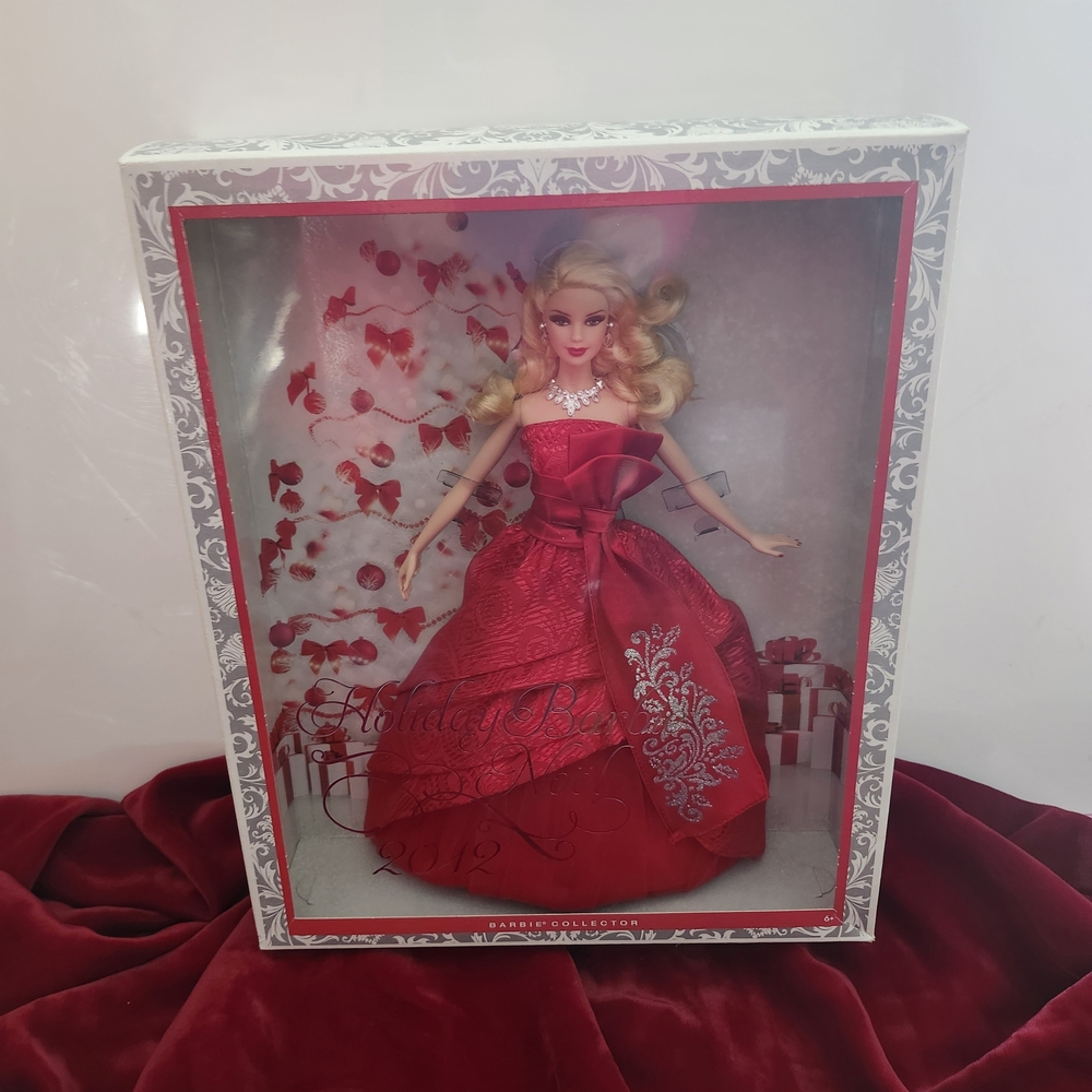 🎄✨ 2012 NRFB Holiday Barbie – Collector Edition in Red Gown By Mattel✨ Giftset